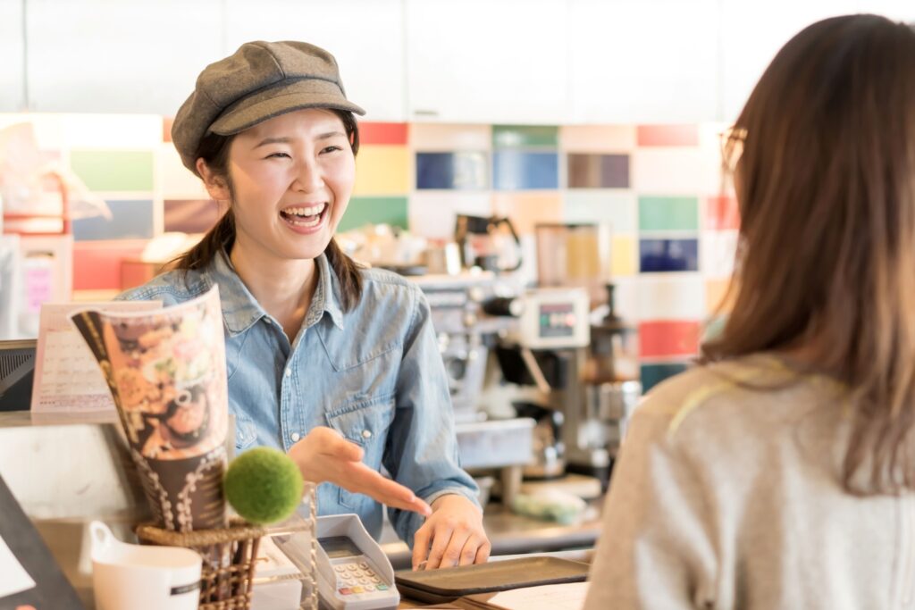 ェの女性店員が接客する様子